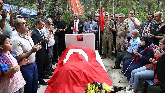 Başçavuş Ferhat Gedik, şehadetinin yıl dönümünde Hatay'daki kabri başında anıldı
