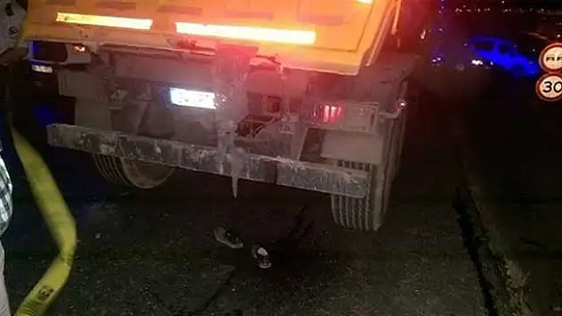 Başı kamyonun dorsesine sıkışarak can verdi!