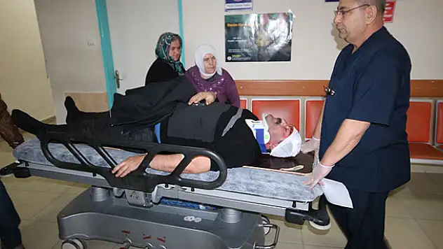 Başına kar kütlesi düşen kişi yaralandı