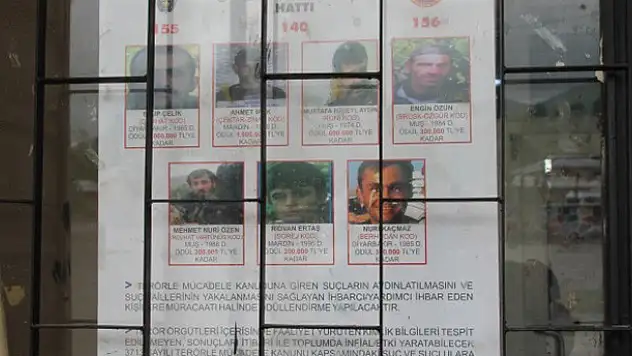 Başına ödül konulan teröristler için ilan asıldı