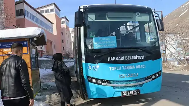 Başkan adayı, belediyeye 7,5 milyon lira ödeyip, ücretsiz ulaşım vaadini uygulamaya soktu
