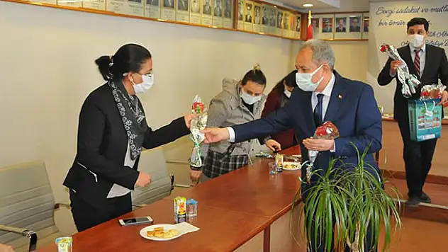 Başkan Akkaya, belediyedeki kadın personelin Kadınlar Günü'nü kutladı