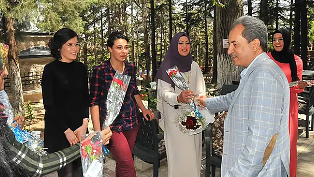 Başkan Akkaya'dan Annelere Çiçek - Konya Haberleri