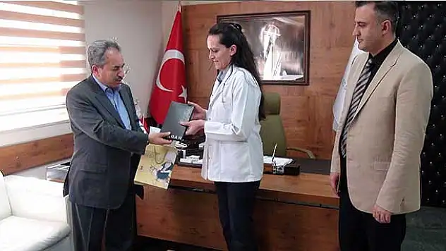 Başkan Akkaya'dan Hemşire ve Ebelere Hediye