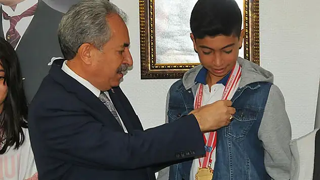 Başkan Akkaya'dan şampiyon sporcuya altın