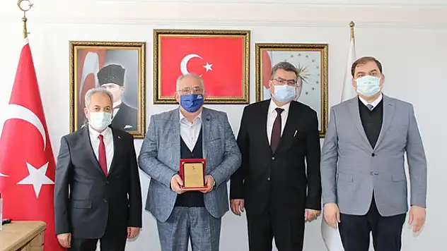 Başkan Akkaya'dan yurt dışındaki hayırseverlere plaket
