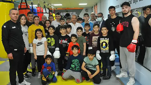 Başkan Akkaya geleceğin boksörleri ile buluştu
