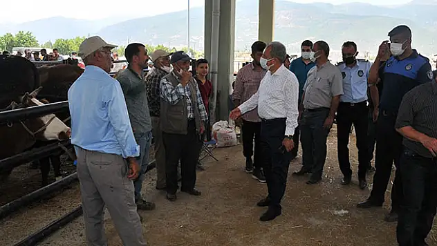 Başkan Akkaya hayvan pazarında alışveriş yapanlarla buluştu
