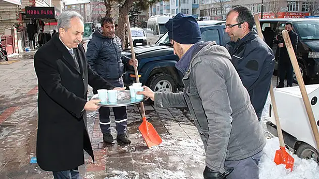 Başkan Akkaya, kar temizliği yapan personele salep dağıttı