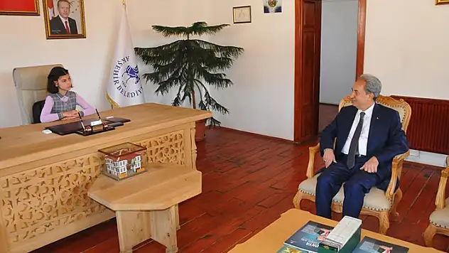 Başkan Akkaya koltuğunu 4. sınıf öğrencisine devretti
