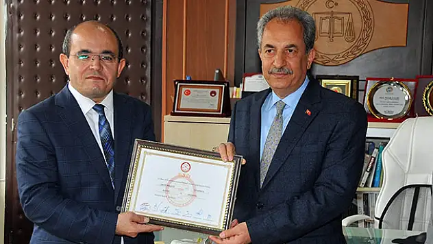 Başkan Akkaya mazbatasını aldı