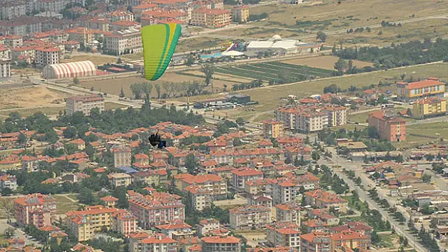 Başkan Akkaya'nın yamaç paraşütü deneyimi