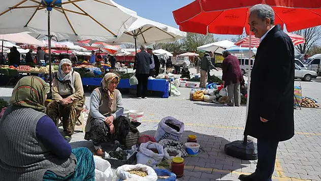 Başkan Akkaya Perşembe Pazarını ziyaret etti
