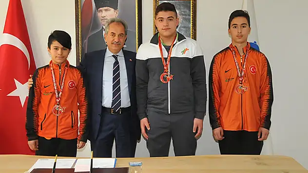 Başkan Akkaya şampiyon sporcuları altınla ödüllendirdi