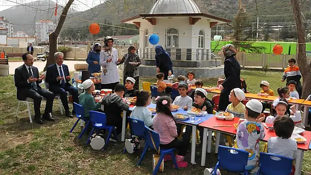 Başkan Akkaya tekne orucu tutan çocukların iftarına katıldı
