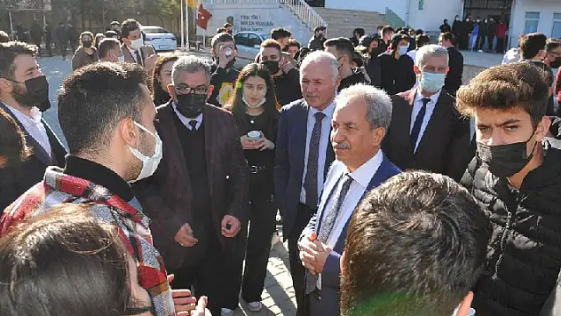 Başkan Akkaya teneffüste öğrencilerle buluştu

