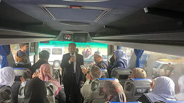 Başkan Akkaya umreye gidecek vatandaşları uğurladı