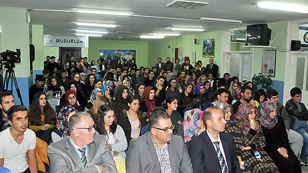 Başkan Akkaya Üniversiteli Gençlerle Buluştu