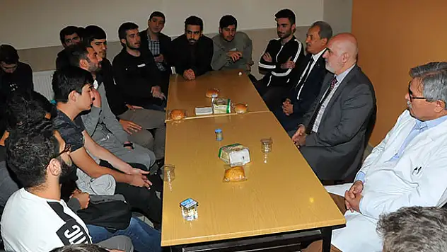 Başkan Akkaya üniversiteli gençlerle buluştu