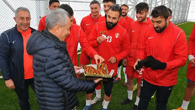Başkan Akkaya'dan Akşehirspor'a tatlı ikramı
