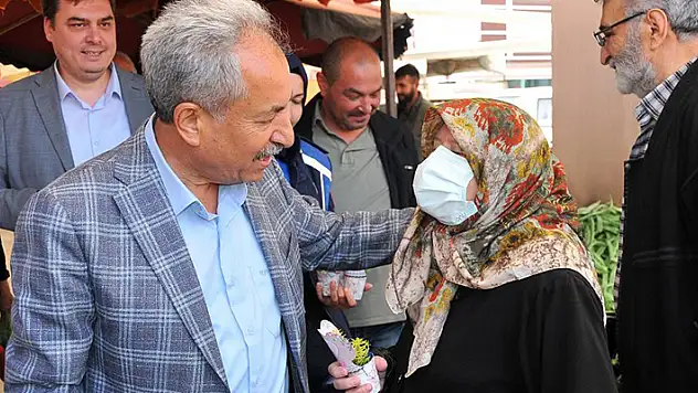Başkan Akkaya'dan annelere çiçek
