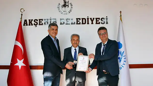 Başkan Akkaya'ya Kızılay'dan bronz madalya
