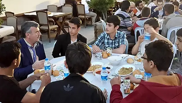 Başkan Akyürek İlk İftarını Öğrencilerle Açtı