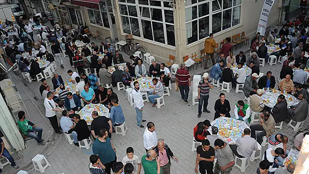 Başkan Akyürek, toplumun farklı kesimleriyle iftarda buluşuyor