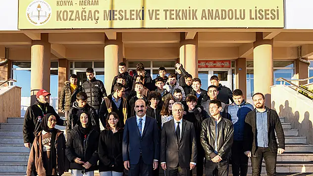 Başkan Altay 2023'ün ilk ziyaretini lise öğrencilerine yaptı
