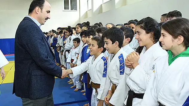 Başkan Altay, 8 ilden gelerek Konya'da kamp yapan judocularla buluştu