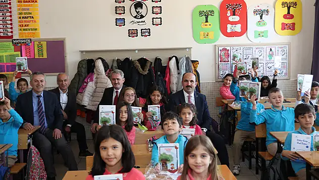 Başkan Altay 'Başarmaya Hazırım' projesinde 3. sınıf öğrencilerine hikaye kitabı dağıttı
