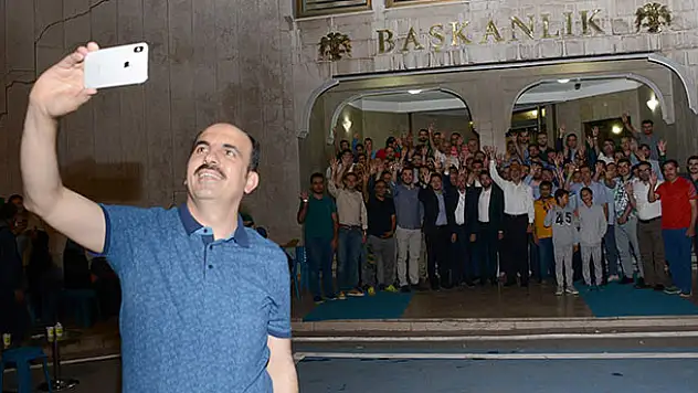 Başkan Altay, belediye bahçesinde gençlerle buluştu