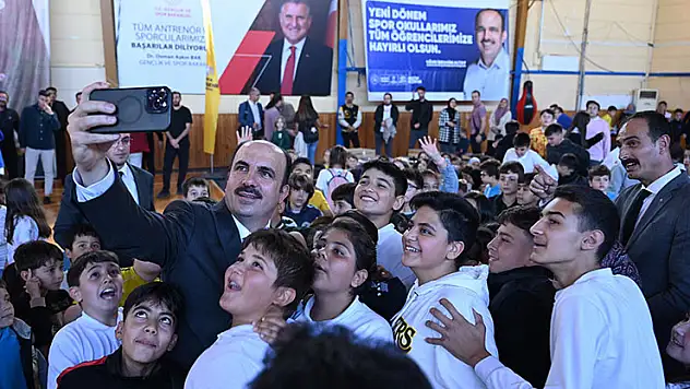 Başkan Altay, Beyşehir'de Spor Okulları Dönem Açılışı'nda öğrencilerle buluştu