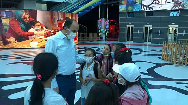 Başkan Altay Bilim Merkezi'nde yaz kampına katılan öğrencilerle buluştu
