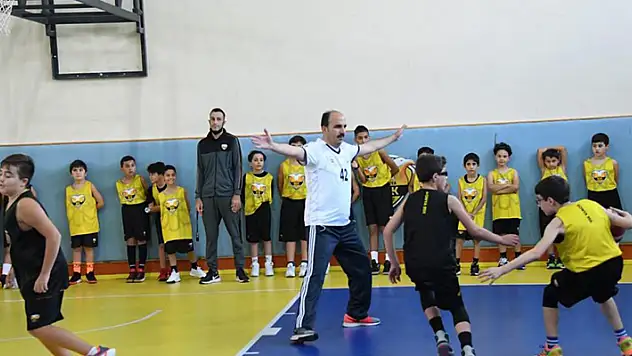 Başkan Altay Büyükşehir Belediyesporlu genç basketbolcularla buluştu
