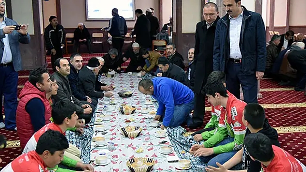 Başkan Altay cami cemaati ile buluştu