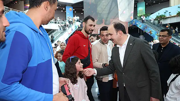 Başkan Altay, 'Çocuk Şenliği'nde miniklerin coşkusuna ortak oldu