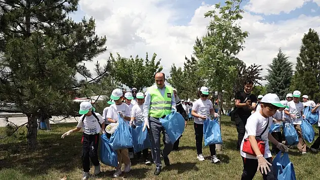 Başkan Altay, çocuklarla birlikte çevre temizliği yaptı