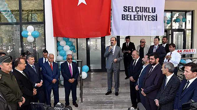 Başkan Altay'dan muhtarlara anlamlı hediye