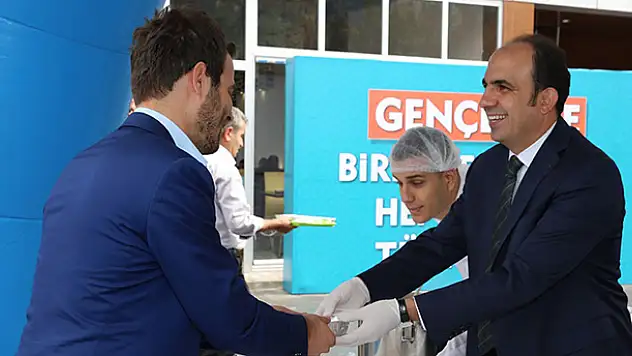 Başkan Altay'dan Öğrencilere Aşure İkramı