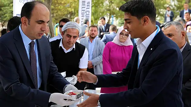 Başkan Altay'dan öğrencilere aşure ikramı