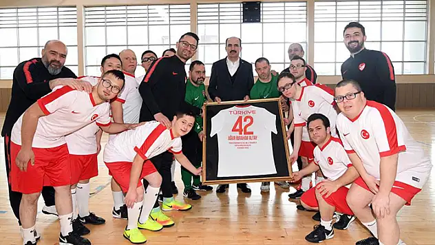 Başkan Altay Down Sendromlular Futsal Milli Takımı kampını ziyaret etti
