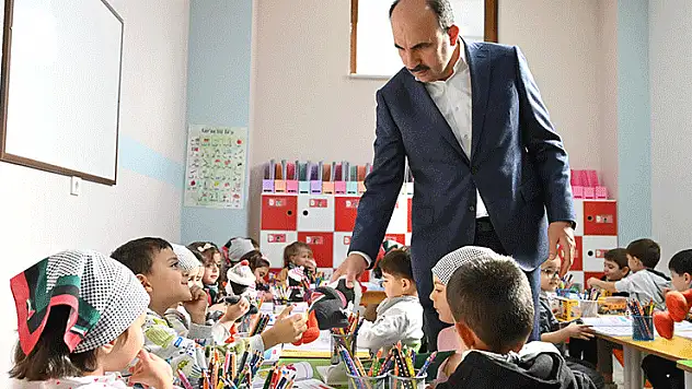 Başkan Altay, Filistin duyarlılığı ile dikkat çeken minik öğrencileri ziyaret etti