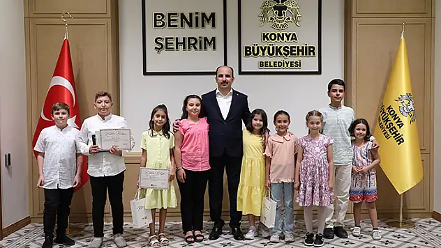Başkan Altay, Genç KOMEK Yaz Okulu'nda başarılı öğrencilere hediyelerini verdi 