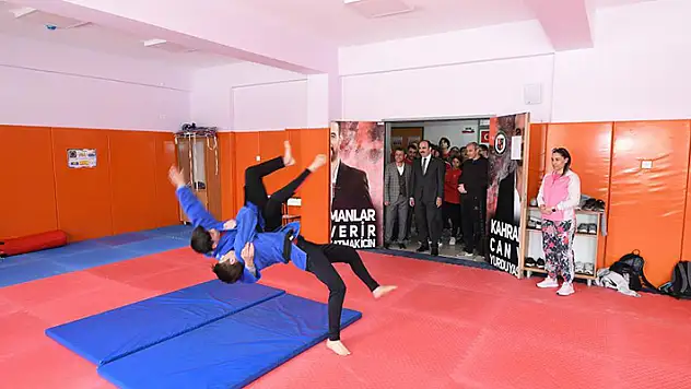 Başkan Altay: Gençlerle aramızda çok güzel bir muhabbet var
