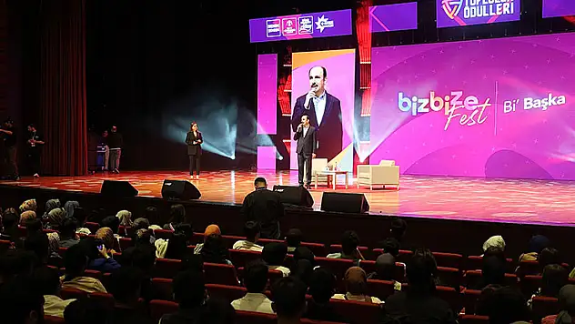 Başkan Altay, Gençlik Meclisi Topluluk Ödülleri kapsamında düzenlenen 'Biz Bize Fest Bi Başka' programının açılışına katıldı