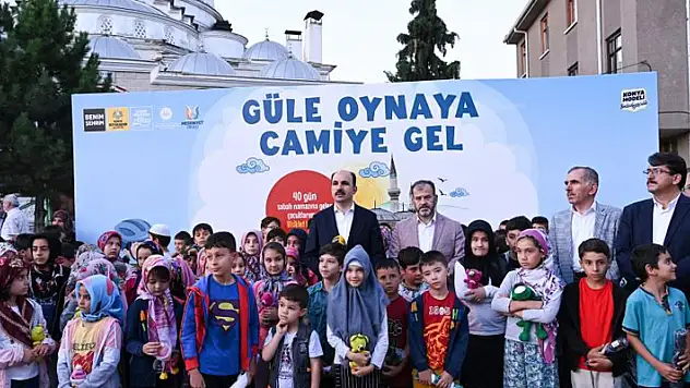 Başkan Altay, Güle Oynaya Camiye Gel Projesi'nde çocukların sabah namazı heyecanına ortak oldu
