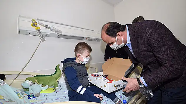 Başkan Altay, hastanede tedavi gören çocuklara moral için 'şivlilik' dağıttı
