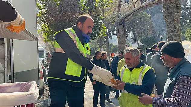 Başkan Altay, Hatay'da mobil mutfak tırı ve ekmek fırınında yemek dağıtımı yaptı

