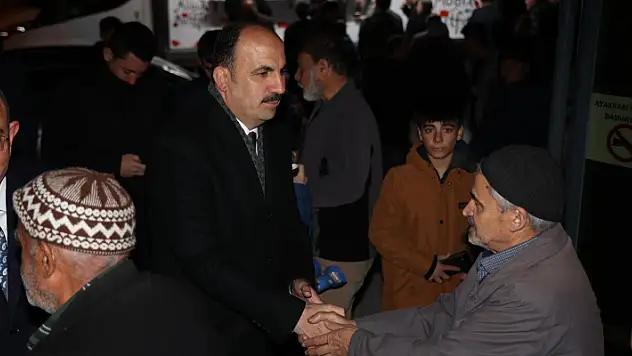 Başkan Altay, iftar öncesi ve teravih sonrası Konyalılarla buluştu